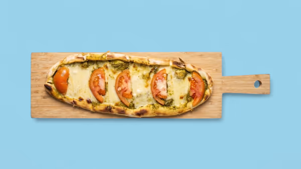 Tomate-Mozzarella Pide